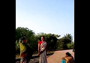 desi หมู่บ้าน Bhabhi saree ยก จิ๋ม แสดง ใน สาธารณะ