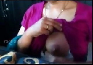 भारतीय लड़की शो स्तन में कैम .. एमएमएस