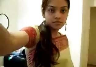 india - lindo chica sripping sari Exponer Su los piqueros