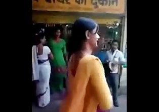 indiase Naughty Straat Meisjes doen Naughty Act Op weg