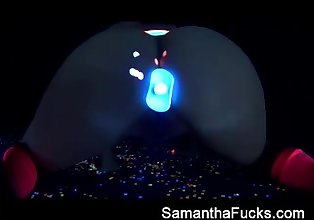 Samantha Saint krijgt uit in Dit Super Hot zwart Licht solo