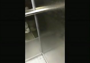 Adolescente chupa polla en un ascensor