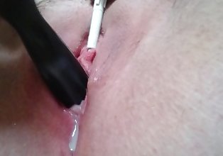Tiener Meisje neukt haar romige KUT naar orgasme met Haarborstel En vibrerende te