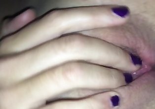 18 Yıl eski Kız oynar ile ve parmak onu iliklerine ıslak KEDİ