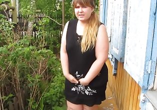 Russisch Mädchen mit dick durch ein PUSSY haarige Pissing
