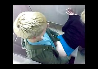 俄罗斯 青少年 抓住了 他妈的 在 toilete