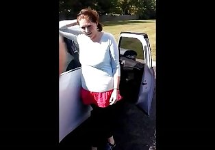 maddie si masturba gearshif su un prova auto
