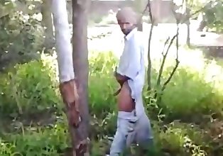 Indische Mann gefangen Aufbocken aus Im freien jackanywhere