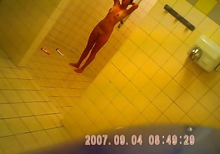 วัยรุ่น ใน อาบน้ำ หลังจาก กีฬา ซ่อนไว้ กล้อง sazz