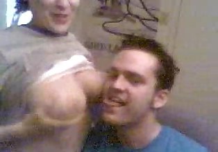 un couple bavarder sur webcam