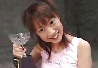 aziatische Meisje dranken Cum Van Glas