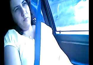 mulher se masturba para o orgasmo no o carro