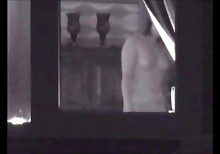 窗口 偷窥 的 赤裸上身的 邻居 只是 在 一个 丁字裤