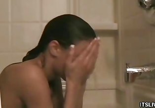 ティーン babe アディソン Teases 米 内部 の シャワー