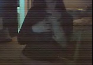 लड़की दिखा रहा है उसके स्तन पर वेब कैमरा 4 कम गुणवत्ता