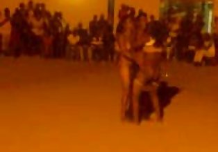 danceing Desnudo EN mierda en frente de la gente