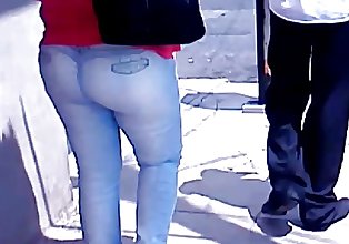 Madurita culona en jeans blancos