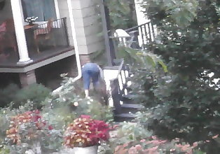pawg tetangga memotong rumput kembali