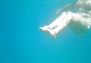 Full naked granny under the water for voyeurs