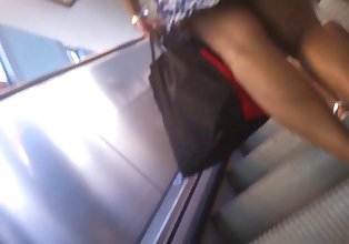 Upskirt escada rolante 21 - PRETO MILF vestindo Longo PRETO calcinha