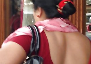 ネパール セクシー Aunty を示す 赤 ブラ