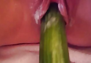 amateur masturberen met Komkommer terwijl kijken Porno