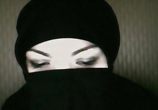 bác niqab aadila