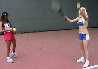 البنات في الحب - كاتي و سبرين في مثلية التنس الدرس
