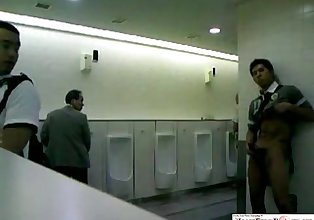 japonés chico masturbándose en el Cuarto de baño