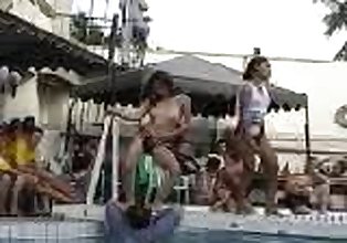 Thai Mädchen tanzen durch Die pool