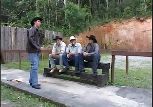 Cowboys guardando Caldo coppia cazzo in azienda agricola