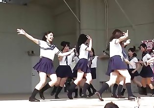 可爱的 日本 学生 跳舞