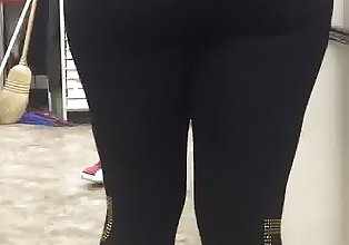 dominika jalang dengan a pantat besar