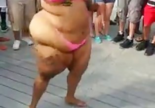 wanita gemuk pantat besar di publik karnaval