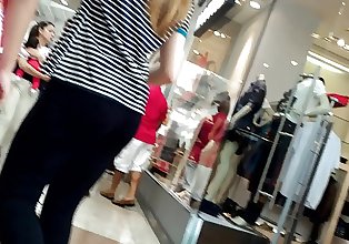 Novinha de short rosa no shopping
