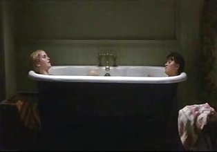 إيما واتسون الاستحمام مع صديقة عارية
