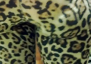 super jiggly pantat besar di cheetah legging