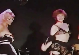 2 Sexy glamourgirls vintage strip-tease en un La noche club 2
