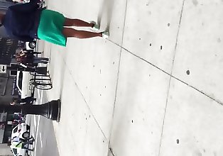 大きな booty 黒 MILF に 緑 ドレス 1
