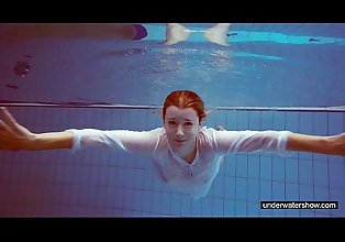 bonito Melissa Joga subaquático
