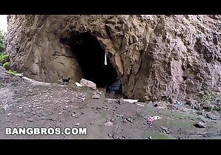 bangbros - milf aletta laut anal hardcore di gua mendapat terganggu