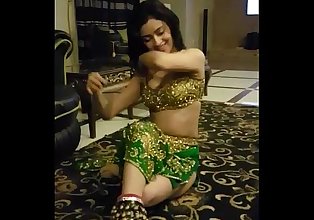 Hermosa india chica Haciendo Sexy Mujra Para Su cliente