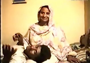 शर्मिला देसी चाची अनिच्छा से Fucks पर वीडियो के लिए रुपए