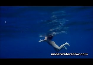 Julia nuoto Nudo in il Mare