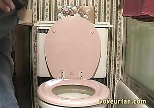 Tiener girl gevangen Plassen in Toilet Op verborgen Voyeur cam