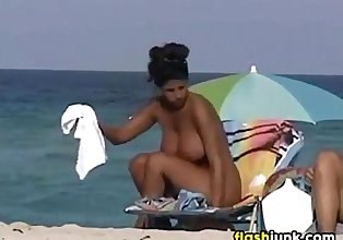 Busty MILF Tanning bei Nackt Strand