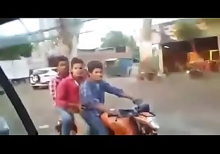 Naakt groep van desi indiase ooms Dronken En knipperen in auto Naakt