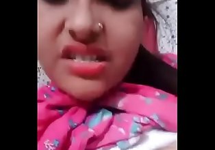 Desi girl shows her boobs