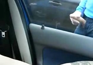 terangsang jalang masturbasi di mobil di depan dari voyeur
