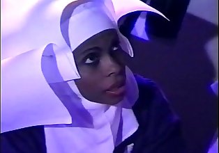 Młody czarny zakonnica